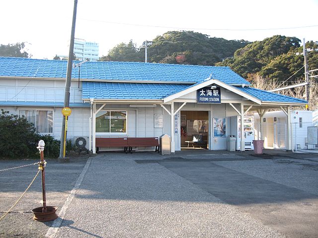 파일:external/upload.wikimedia.org/640px-Futomi-station-stationhouse-200712.jpg