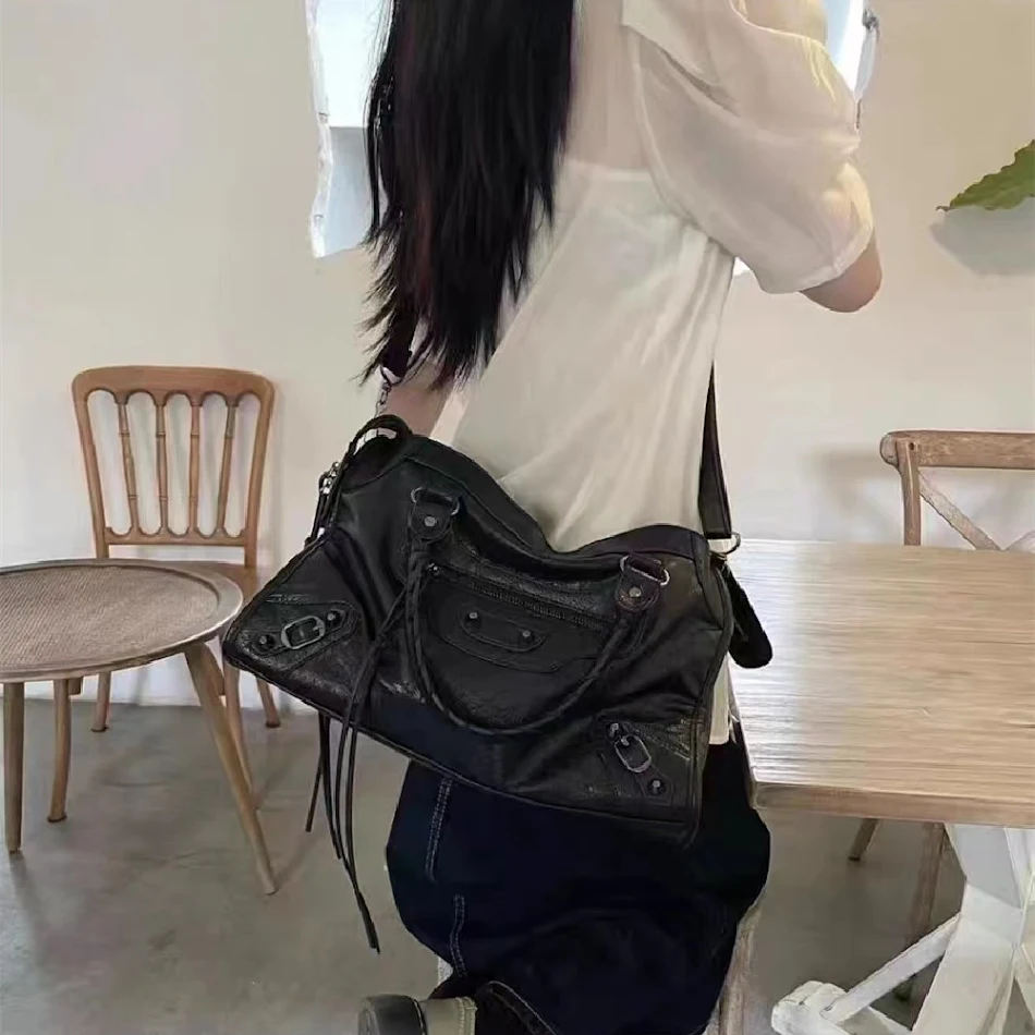 Sac Bandoulière Locomotive Y2k Rivet Mono-Épaule Cross Body Parfait pour Transporter Vos Essentiels avec Style et Avoir les Mains Libres.