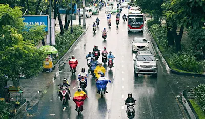Tips Aman Berkendara Sepeda Motor Saat Kondisi Hujan Tips Aman Berkendara Sepeda Motor Saat Kondisi Hujan