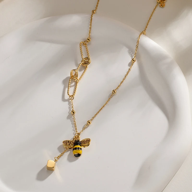 Groothandel Temperament Wilde Bij Vierkante Hanger Stiksel Ketting Kralenreeks Titanium Stalen Ketting, voor een wilde look.