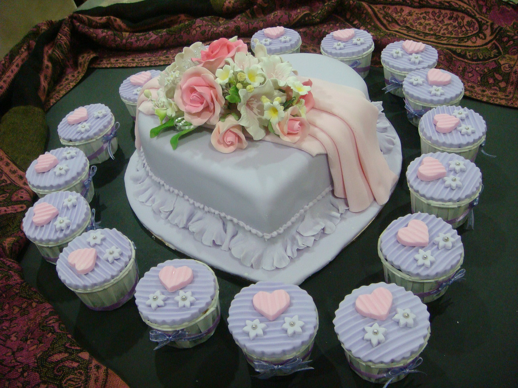 Elegant Rose Cutting Cake with