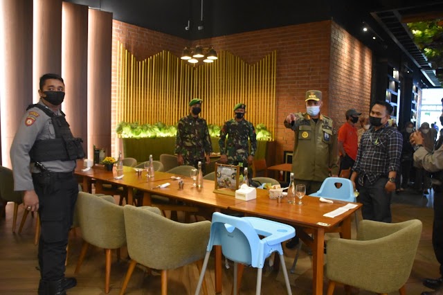 Patroli Gabungan TNI Dan Polri Sambangi Pasar Ramadhan Dan Big Mall, Sampaikan Himbauan Prokes