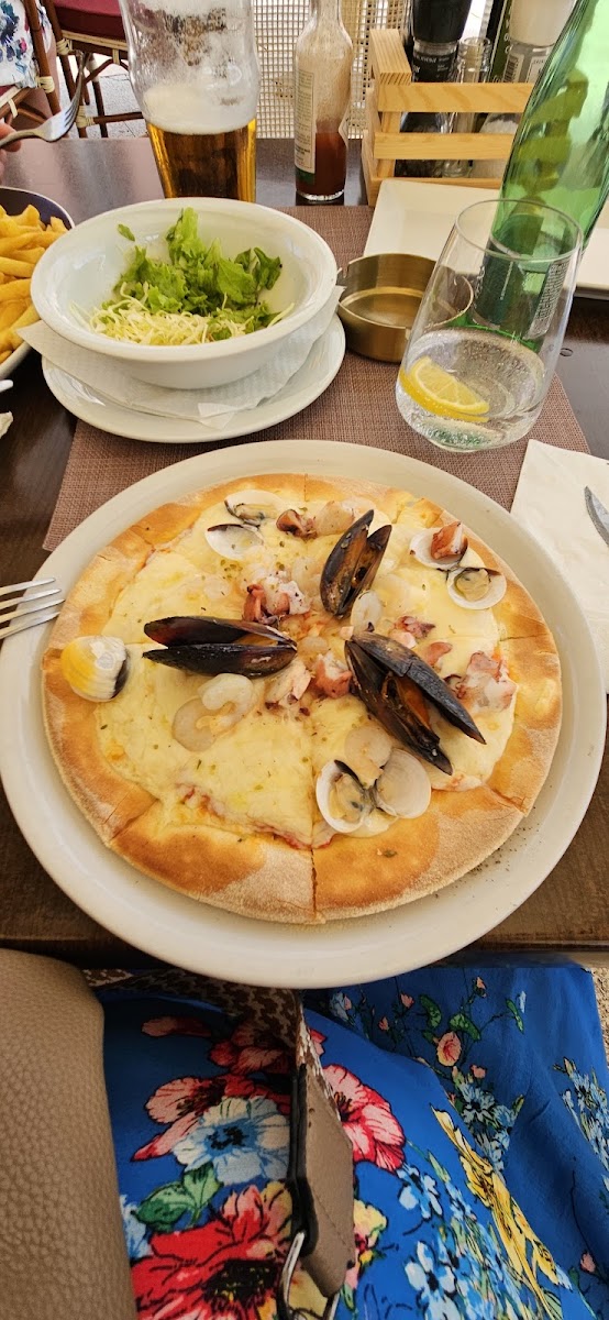 Glutenvrije pizza: frutti de mare. Heel leker. Ook glutenvrije pasta te verkrijgen.