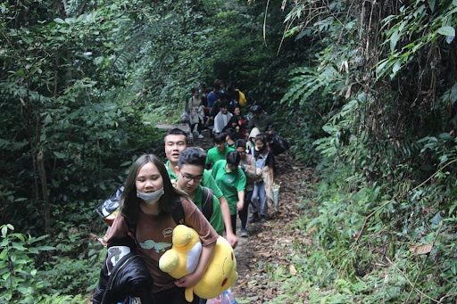 Chặng đường đến đích khá gian nan...giữa cái nắng oi ả, hay thậm chí là những cơn mưa bất chợt mà tình nguyện viên phải chấp nhận hứng chịu