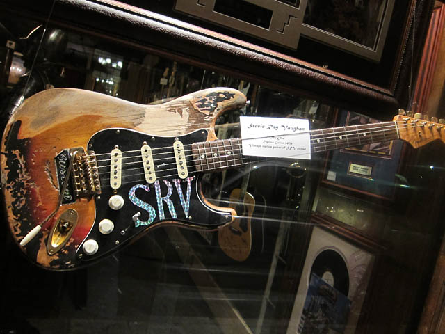 파일:external/upload.wikimedia.org/Stevie_Ray_Vaughan_Number_One_replica.jpg