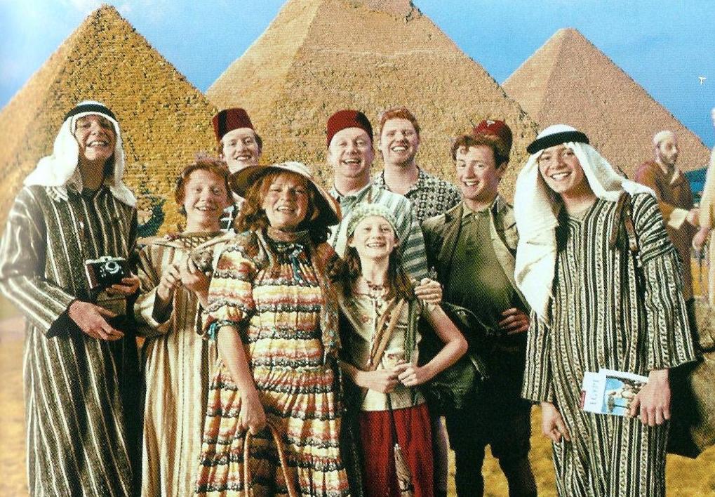 파일:external/vignette1.wikia.nocookie.net/The_Weasley_Family_at_Egypt.jpg