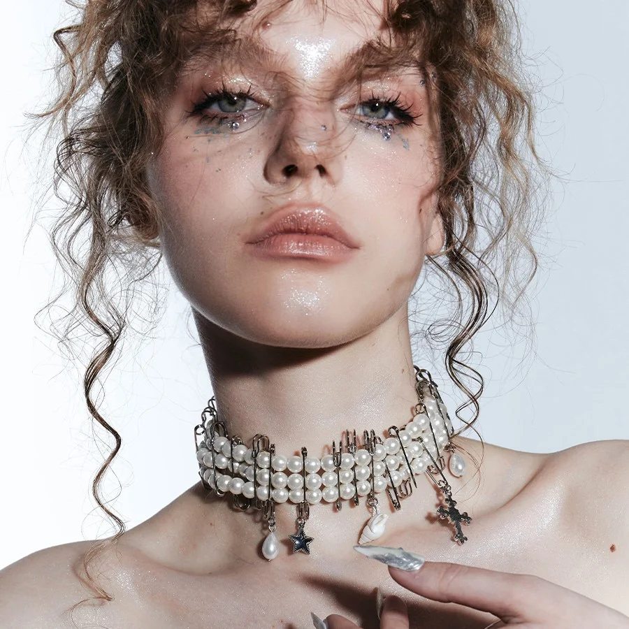 Collier de perles à trois rangs avec épingle et chaîne de clavicule, pour un look élégant et raffiné, rehaussant votre décolleté.