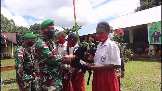 SATGAS YONIF 611/AWANG LONG BERIKAN BANTUAN TAS SEKOLAH DAN ALAT TULIS KEPADA PELAJAR PAPUA