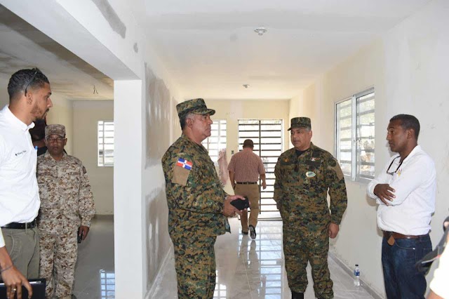 Comandante General del Ejército acompaña al Ministro de Defensa durante visita de  supervisión en la fronteriza