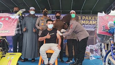 Meski Dibawah Guyuran Hujan, Warga Antusias Hadiri Vaksinasi Massal di Teriminal Beureunuen