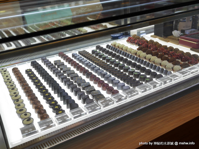 【食記】高雄E'Z Chocolat 手工巧克力青年店@苓雅城市光廊-捷運MRT中央公園 : 香醇濃郁才能瀰漫幸福氛圍...七夕情人節快樂!! 下午茶 冰淇淋 區域 咖啡簡餐 巧克力 捷運美食MRT&BRT 甜點 糕餅烘培 苓雅區 蛋糕 輕食 農產品料理 飲食/食記/吃吃喝喝 高雄市 