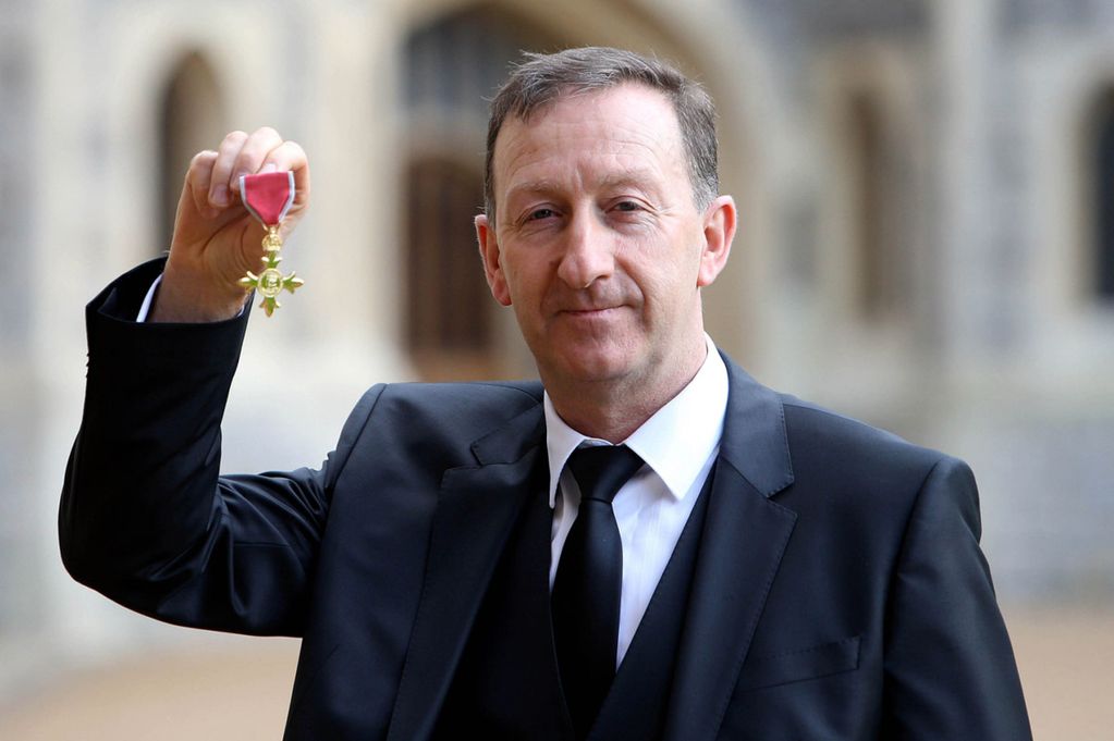 파일:external/i1.mirror.co.uk/Swansea-City-Chairman-Huw-Jenkins-receives-OBE-from-the-Duke-of-Cambridge.jpg