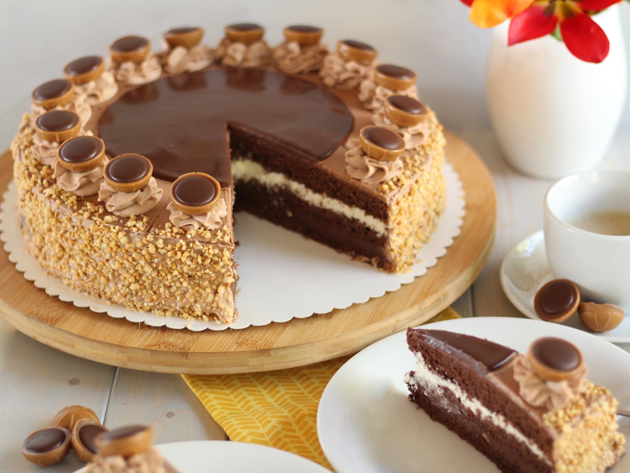 Mega leckere Toffifee-Torte mit viel Karamell, Nüssen und Schokolade ...