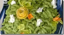 Fusilli al pesto di sedano con fiocchi di caprino al limone