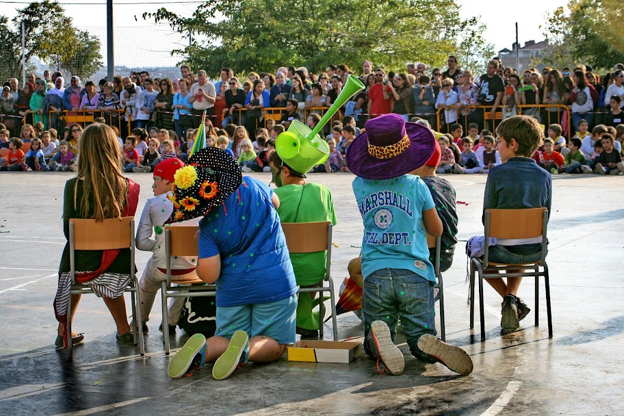 Nens realitzant activitats d'oci a l'escola La Sèquia de Manresa