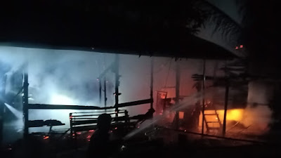 Akibat Korsleting Listrik, Sebuah Rumah Berkonstruksi Kayu di Kuta Malaka Hangus Terbakar