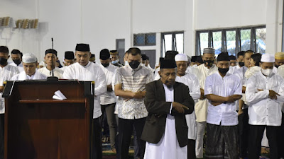 Penuh Khidmat, Seluruh Keluarga Besar Lantamal XI Ikuti Perayaan Sholat Idul Fitri 1443 H / 2022 M