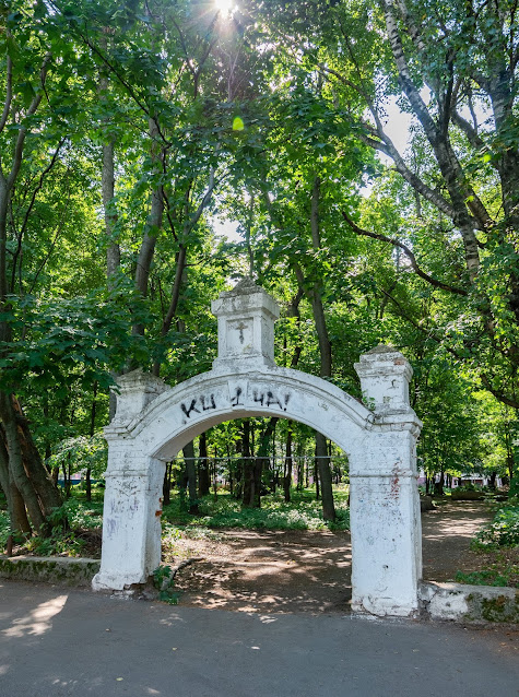 Вход на Приходское кладбище