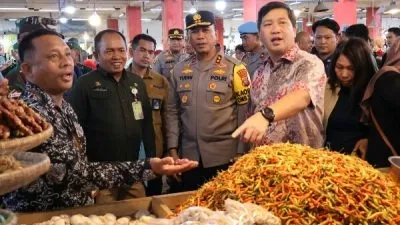 Forkopimda melakukan kunjungan ke Pasar Bersehati Manado dengan tujuan melihat langsung perkembangan harga jelang Hari Raya Idul Fitri. (Foto istimewa)