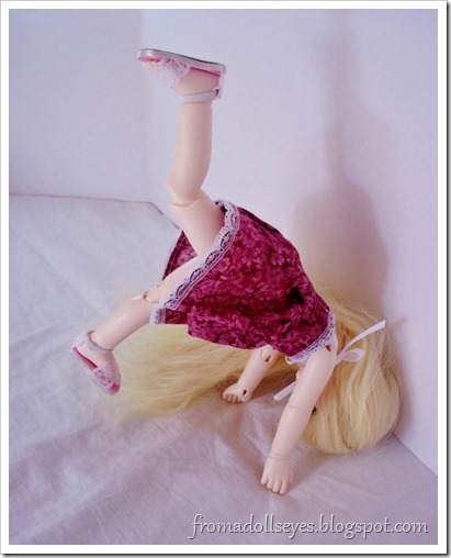 Wordless Wednesday: “Look What I Can Do!”  Ball jointed doll doing a hand stand.