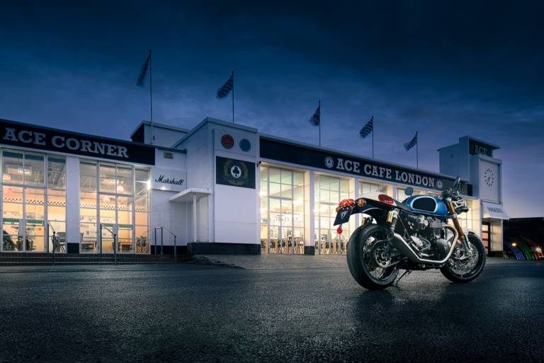Triumph Thruxton RS Ton Up Edition wears colors that evoke a passion for dynamism and the road racing scene, considering the "café racers", the "Ton Up Boys" of the '50s and' 60s and the first production bike that concluded a ride with Malcolm Uphill reaching 100 miles / hour at the 1969 Isle of Man TT. The characteristics of the specimen are summarized in a video proposed by Official Triumph Motorcycles on YouTube.   Connotative colors The bike is distinguishable by an Aegean Blue tank with Jet Black knee recesses and the presence of a silver piping. Also featuring the tail with a black finish and the front fender in Fusion White , enlivened by a Carnival Red color and “100” graphics. The side panels, where the “Thruxton RS Ton Up2 badge is visible, are in Jet Black like the housing of the headlight and the rear fender. Other details are coated in Matt Aluminum Silver . To accentuate its sporty vision, the availability of the front fairing in Aegean Blue is highlighted. Triumph Thruxton RS Ton Up Edition includes various custom details such as: bar-end mirrors, Monza-style fuel cap, a double silencer in brushed stainless steel and a single seat.    Features The lighting system includes LED optics with DRL function and also three riding modes, opting between Road , Rain and Sport , which is associated with an electronic ride-by-wire accelerator for optimized management of response and output curve. Also shown: a deactivatable traction control and ABS. The model features a 43mm USD Showa fork and behind it a pair of adjustable Öhlins shock absorbers with separate reservoir. The braking system includes Brembo M50 and Nissin solutions and is fitted with Metzler Racetec RR sports tires. This specimen with classic references is also distinguishable from the driving position loaded on the front, also taking control into account. The engine is a 1,200 cc Bonneville twin cylinder , Euro 5 approved . There are 105 horsepower at 7,500 rpm and a peak torque of 112 Nm at just 4,250 rpm.