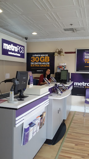 Cell Phone Store «MetroPCS Authorized Dealer», reviews and photos, 118 High St, Clinton, MA 01510, USA