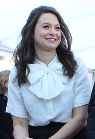 Katie Lowes Net Worth, Age, Wiki, Biography, Height, Dating, Family, Career