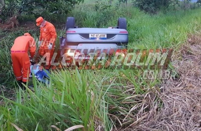 Após retornar para pegar sacola de pão que deixou cair, motociclista é atingido por carro que em seguida capotou na RO-383 em Rolim de Moura - Vídeo