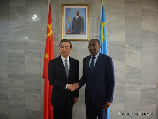 Le ministre congolais des Affaires étrangères, Raymond Tshibanda, à côté de son homologue chinois, Wang Yi, à Kinshasa le 15 janvier 2015. (Photo Jean-Paul Baziyaka)