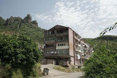 Plattenbau mit Satellitenschüsseln