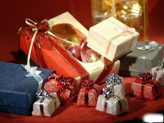  اشكال رائعة لتغليف الهدايا Dazzling-Gift-Wrapping-and-Topper-Ideas_22