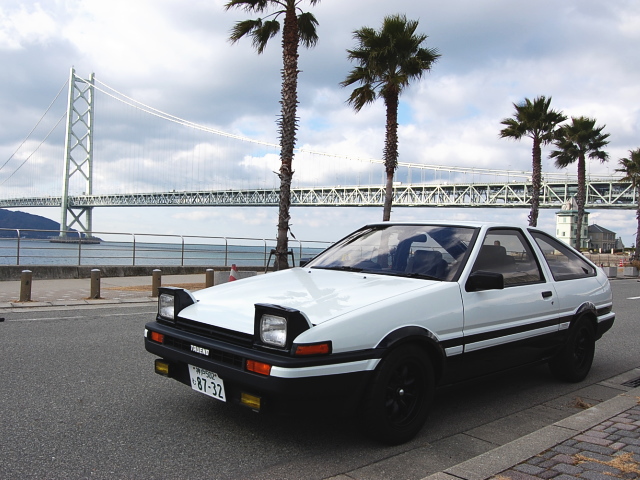 파일:external/www.banpei.net/perfect-toyota-sprinter-trueno-ae86_akashi-bridge.jpg