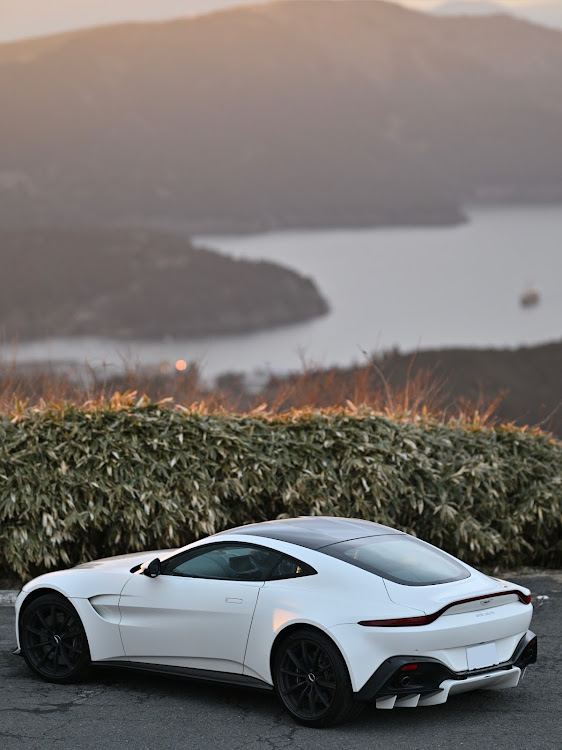 ヴァンテージ クーペのAstonMartin・アストンマーティン・箱根ターンパイク・大観山展望台・眠れない夜の過ごし方に関するカスタム事例の投稿画像1枚目