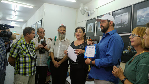 01 Вручение памятных дипломов на открытии выставки в Бейт Оле.jpg