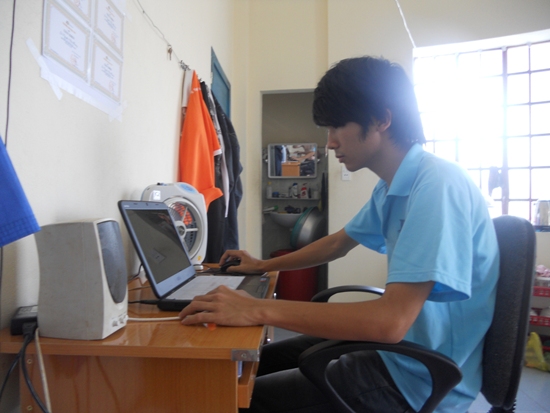 Lê Nguyễn Như Hoàng tìm hiểu thông tin về FPT Polytechnic