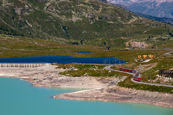 Lago Bianco, Lago Nero e Trenino Rosso: i magici colori della Svizzera di Stefania Berna