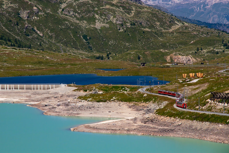 Lago Bianco, Lago Nero e Trenino Rosso: i magici colori della Svizzera di Stefania Berna