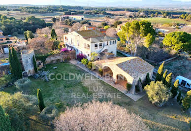 Farmhouse with garden 3