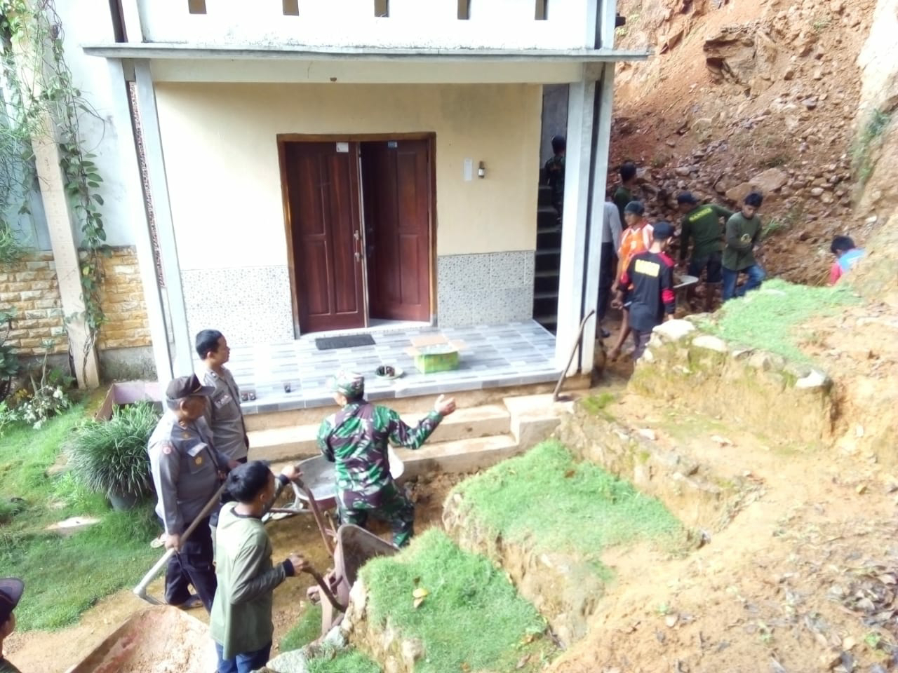 Terulang Kembali Bencana Alam Tanah Longsor Menimpa Rumah Warga