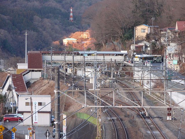 파일:external/upload.wikimedia.org/640px-Uenohara_Sta_distant_view.jpg