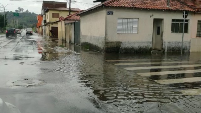 A chuva da tarde desta segunda-feira 28/12 deixou vários pontos de alagamento em Mogi das Cruzes.