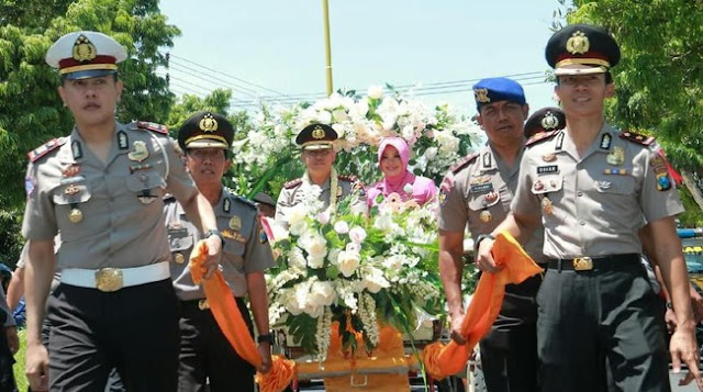 SERAH TERIMA PUCUK PIMPINAN POLRES BANYUWANGI KEPADA AKBP TAUFIK HZ SERAH TERIMA PUCUK PIMPINAN POLRES BANYUWANGI KEPADA AKBP TAUFIK HZ