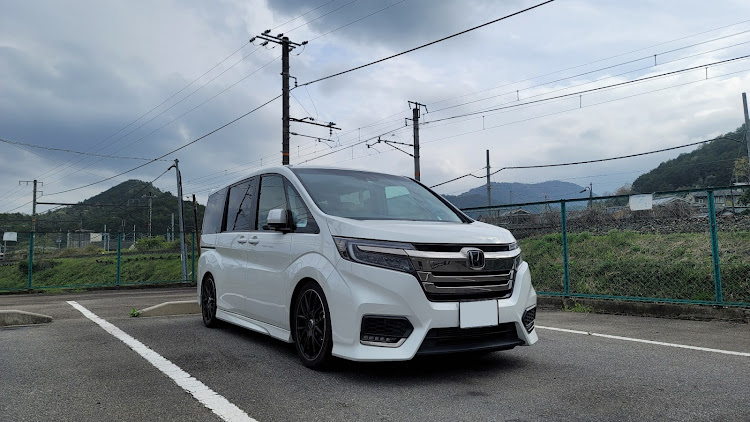 ステップワゴンスパーダの洗車して気分あがったので〜・パーツよりステッカーって…・だったら、パーツつけないとね〜・そんな気持ちになるはず…・たぶん…なるはずに関するカスタム事例の投稿画像3枚目