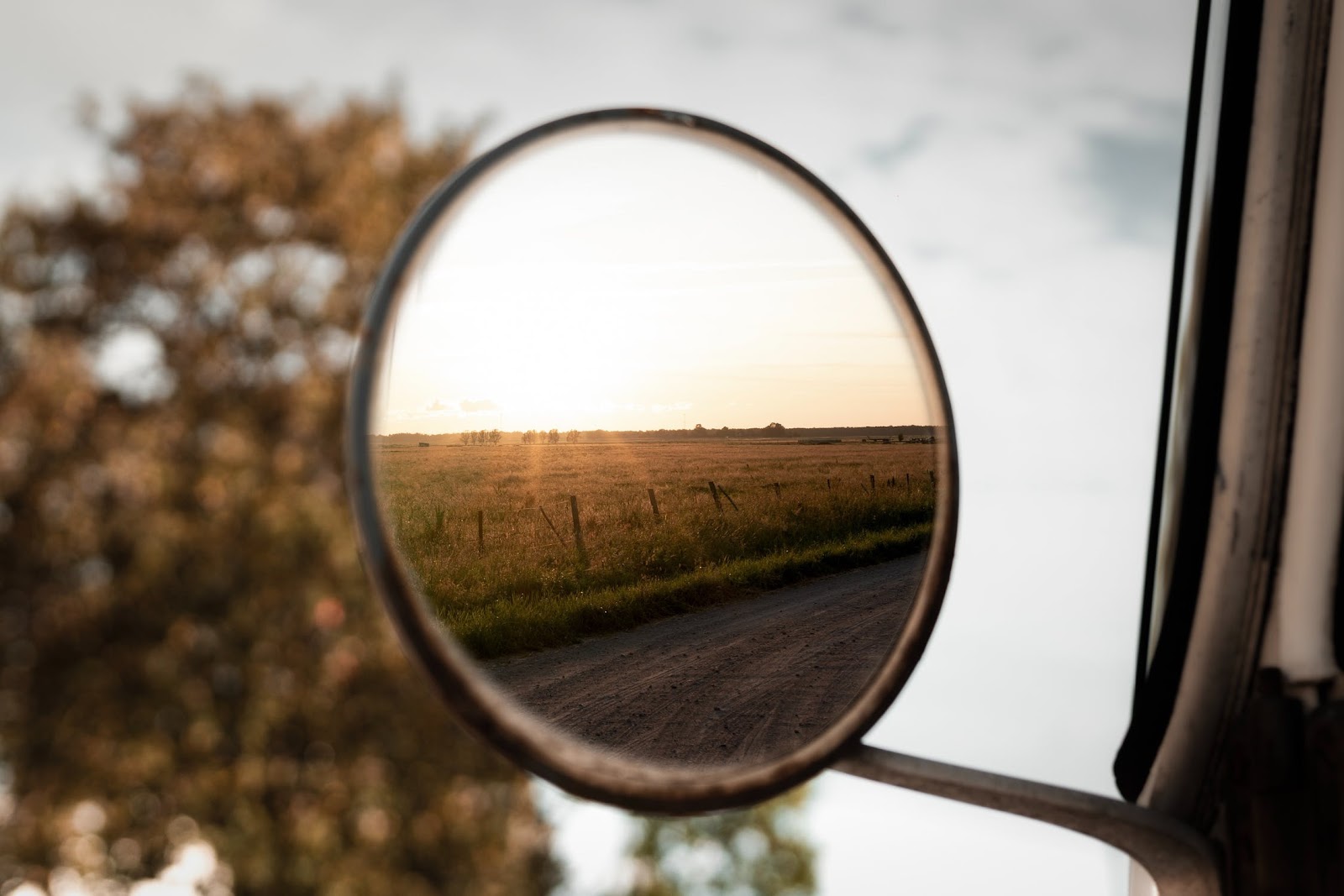 Object mirror. Зеркало для путешествий. Закат в зеркале машины обои. День зеркала. Поле зрения из авто.