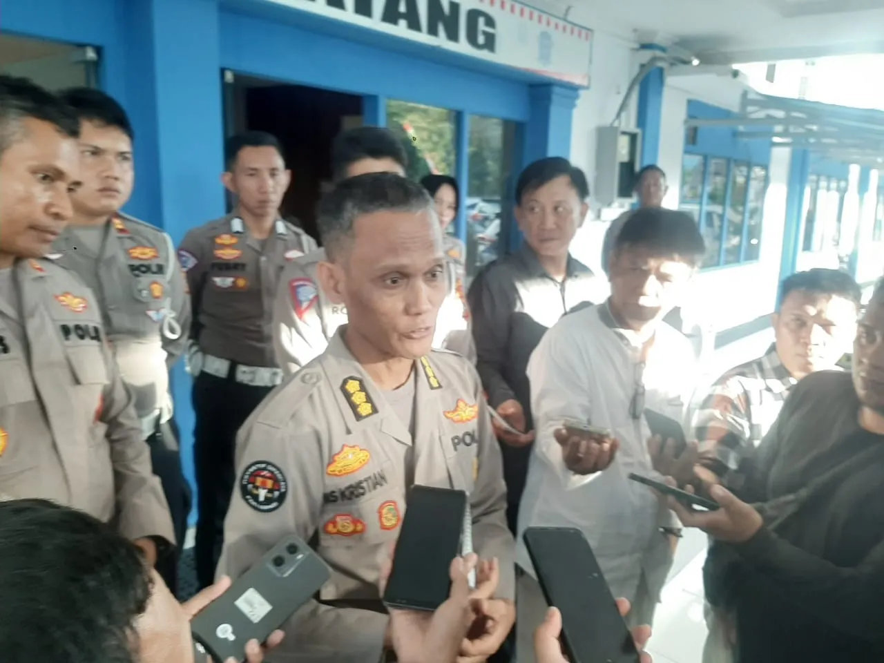 Kabid Humas Polda Sulut Kombes Iis Kristian Saat memberikan keterangan pers kepada awak media. (Foto istimewa)