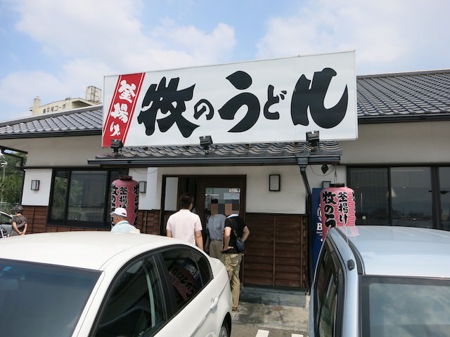 牧のうどん空港店の入り口。行列ができてます。