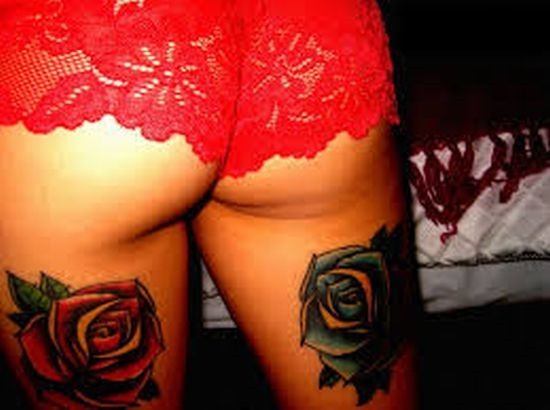 linda_rosa_em_bunda_de_tatuagem