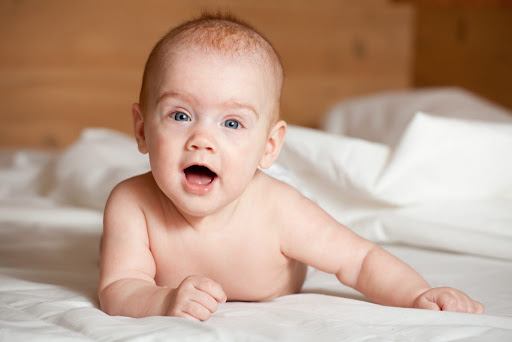 Ba mẹ cần có chế độ dinh dưỡng cân đối để giúp bé 3 tháng tuổi phát triển toàn diện