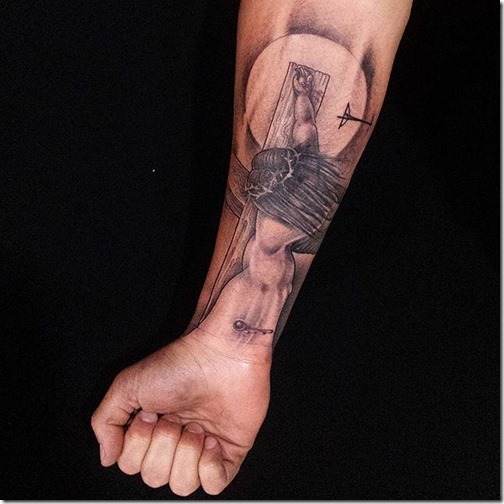 tatuaje_de_jesucristo_en_la_cruz_en_tonos_de_gris