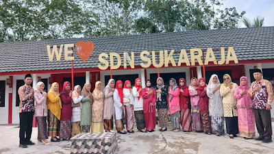 SDN Sukaraja Memeriahkan Hardiknas 2024 dengan Memakai Baju Adat